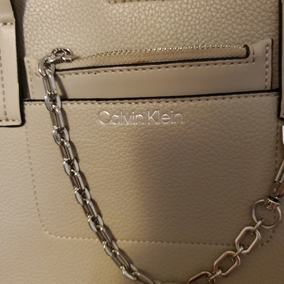 HOST PICK** CALVIN KLEIN HAND BAG - Picture 2 of 13
